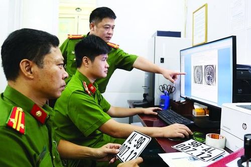 Chuyện của những người tham gia 'giải mã' các vụ án
