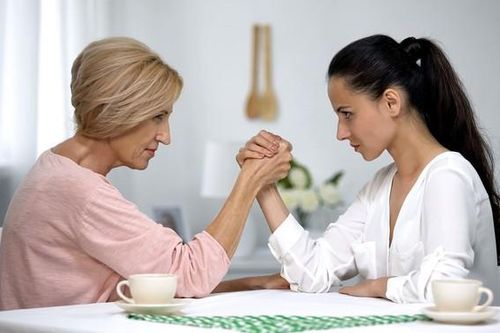 Vừa về nhà chồng, chị dâu lập tức làm lại sổ đỏ có tên mình