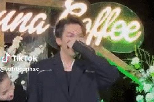 Tăng Phúc bất lực khi không thể hoàn thành bài hát, bật khóc xin lỗi khán giả