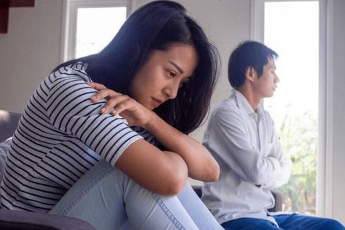 Anh tôi hối thúc chị dâu đi kiếm việc làm nhưng chị tìm mọi cách trì hoãn
