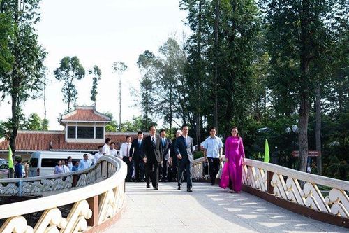 Chủ tịch nước Võ Văn Thưởng viếng, dâng hương tại đền thờ Chủ tịch Tôn Đức Thắng