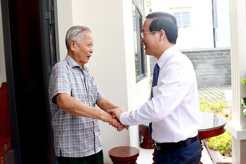 Chủ tịch nước Võ Văn Thưởng thăm gia đình chính sách tiêu biểu và cán bộ lão thành cách mạng ở TP. Long Xuyên