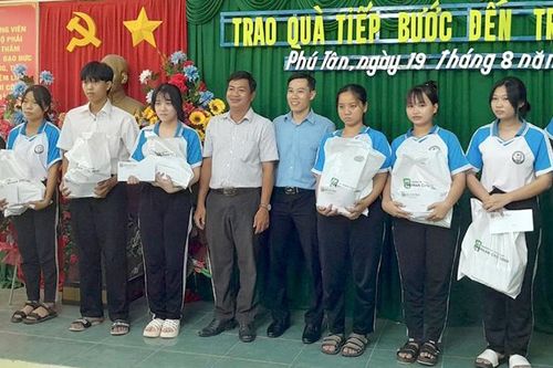 Quỹ Học bổng Vừ A Dính tiếp sức cho học sinh hoàn cảnh khó khăn tại huyện Phú Tân