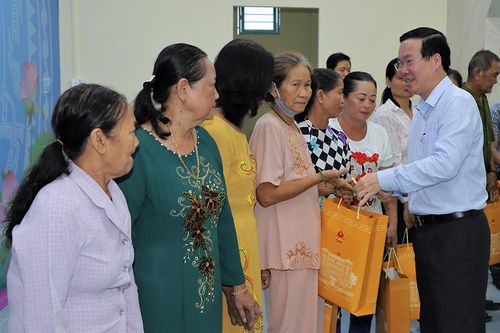 Chủ tịch nước Võ Văn Thưởng thăm, tặng quà Nhân dân xã Vĩnh Tế