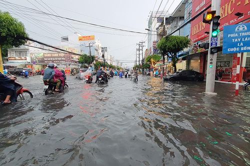 Đường phố TP. Long Xuyên ngập sâu sau mưa
