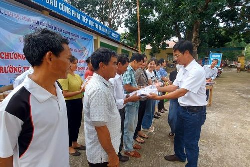 Tặng vở, sách giáo khoa và đồng phục cho học sinh Trường THCS Ia Kreng