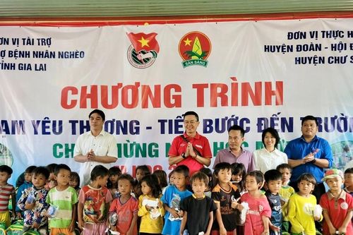 Tặng 169 phần quà đến học sinh nghèo, khó khăn xã Ayun