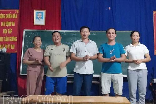 Hội Liên hiệp Phụ nữ xã Cam Cọn công nhận hội viên nam danh dự