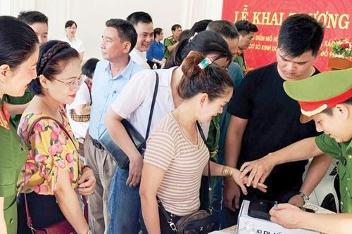 Vượt qua khó khăn, vì người dân phục vụ