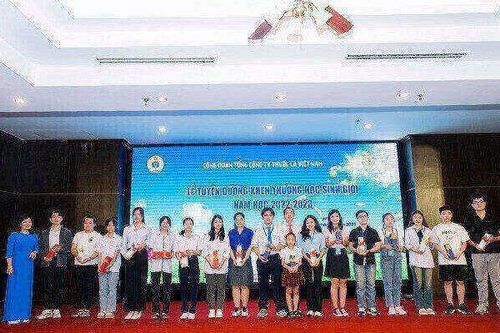 Vinataba: Tuyên dương khen thưởng học sinh tiêu biểu năm học 2022 - 2023