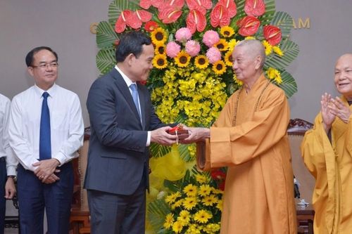 Phó Thủ tướng Trần Lưu Quang thăm chư tôn giáo phẩm lãnh đạo cấp cao của Giáo hội