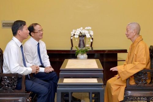 Thứ trưởng Vũ Chiến Thắng và Trưởng ban Tôn giáo Chính phủ Vũ Hoài Bắc thăm Đức Pháp chủ GHPGVN