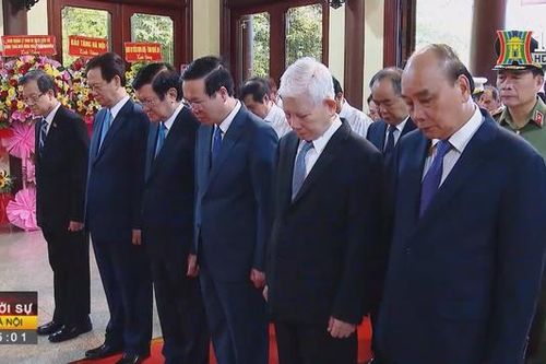 Chủ tịch nước dâng hương tưởng niệm Chủ tịch Tôn Đức Thắng