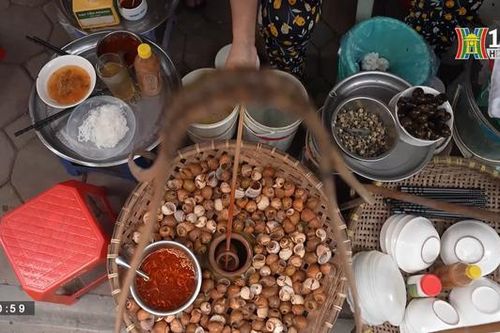 Gánh bún ốc nguội vỉa hè