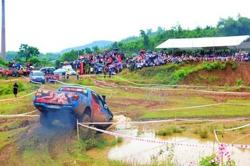 Đua xe ô tô địa hình ở biên giới Bát Xát, Lào Cai