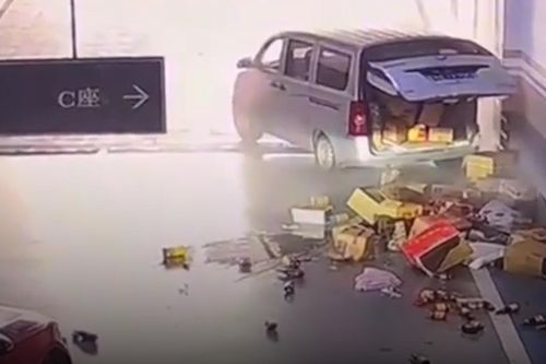 Tài xế quên kéo phanh tay ô tô chở hàng và cái kết đắng