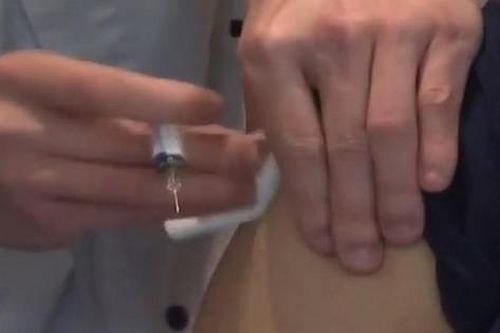 Pháp khởi động chiến dịch tiêm chủng mới ngừa Covid-19