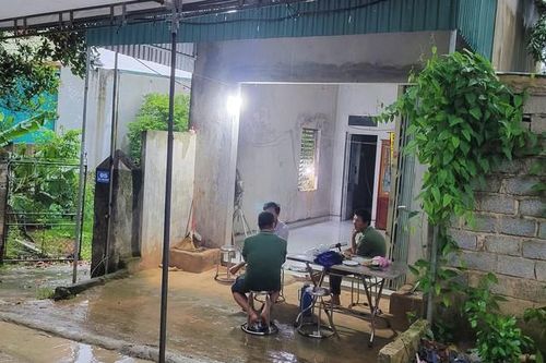 Đánh vợ tử vong vì xem điện thoại