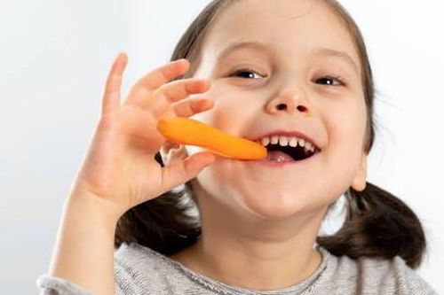 Ăn cà rốt bổ mắt nhưng có ngăn ngừa được cận thị không?