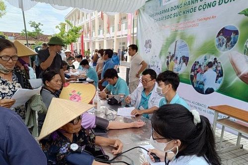 Dược Hậu Giang tư vấn sức khỏe, phát thuốc cho 1000 bà con xã Quỳnh Long