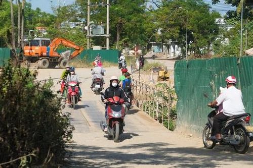 Người dân khổ sở sống chung với bụi vì dự án thi công ì ạch