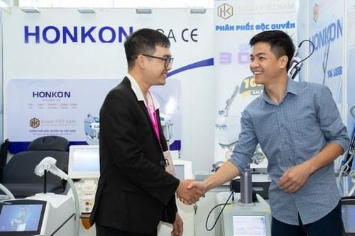 Lê Huỳnh Anh Vy luôn cập nhật công nghệ mới trong xóa xăm thẩm mỹ