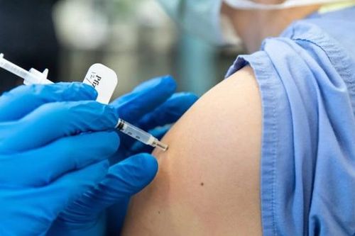 Nghiên cứu tại Đức: Tiêm vaccine COVID-19 mũi tăng cường ở tay trái hay phải?