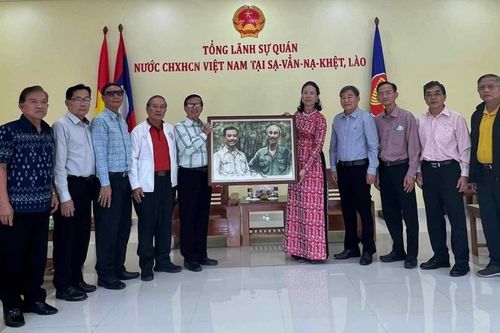 Trao tặng bức tranh màu nước cho Tổng lãnh sự quán VN tại Lào