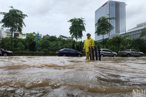 Mưa lớn kéo dài, nhiều tuyến đường ở Hà Nội ngập sâu