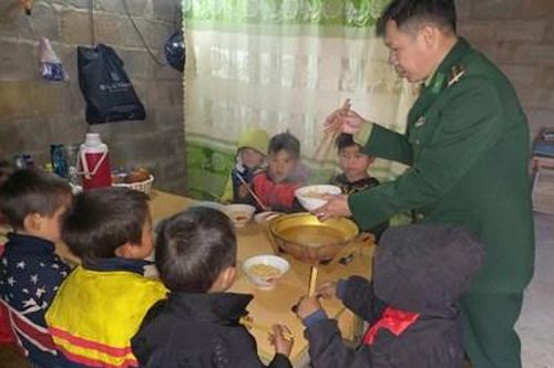Cán bộ biên phòng hết lòng với trẻ em dân tộc Mông