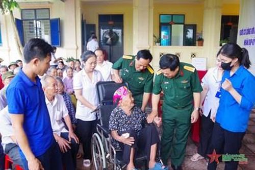 Bộ đội quân y về 'bắt bệnh' cho dân