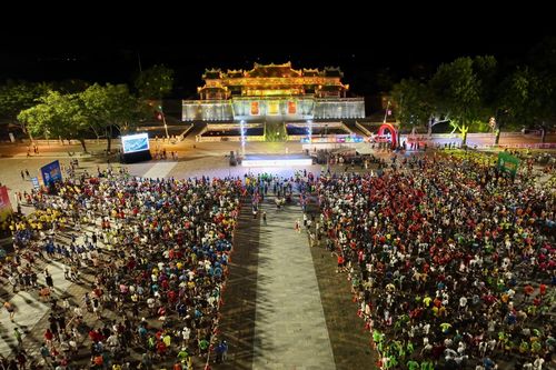 Hơn 10.000 người chạy gây quỹ tiếp sức học sinh nghèo đến trường đầu năm học mới