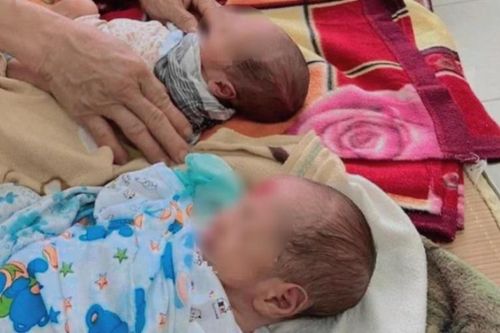 Hai bé trai sinh đôi bị bỏ rơi ở Vĩnh Phúc kèm dòng chữ 'xin nuôi đỡ'