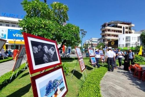 Triển lãm ảnh Hoàng Sa - Trường Sa trong lòng Quảng Ngãi
