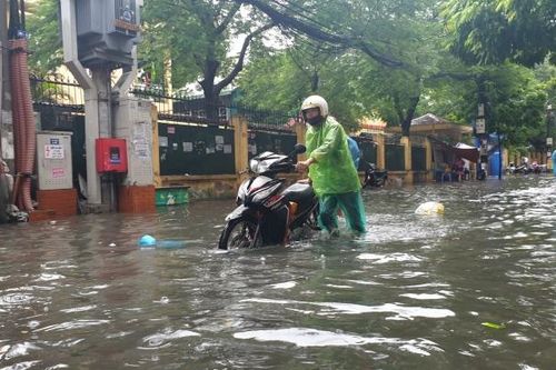 Mưa lớn, nhiều tuyến đường ở Hà Nội lại chìm trong 'biển nước'
