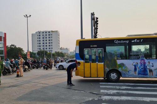 Hà Nội: Nghi bị kẹt chân khi xuống xe buýt, một bà lão ngã tử vong