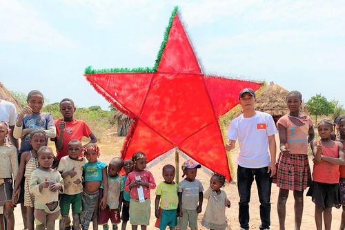 Chàng Youtuber Việt mang biệt danh 'Người hùng châu Phi'