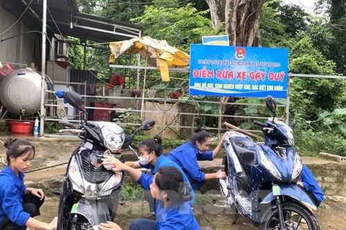 Rửa xe, bán tranh đá gây quỹ tiếp sức trẻ em nghèo đến trường