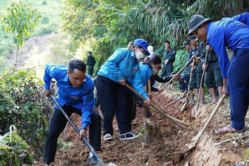 Xẻ núi mở đường cho dân đi