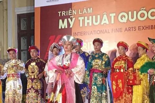 Tranh cãi quanh vụ hầu đồng trong trường Đại học Huế