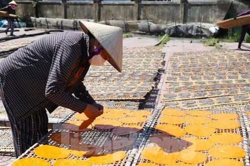 Lạ mắt với bánh đa vừng sắc màu ở Nghệ An