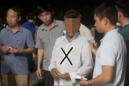 Chơi trên vỉa hè, cháu bé 8 tuổi bị bắt cóc