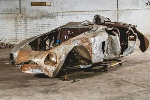 Chiếc xe đua trông như 'đống sắt vụn' được bán với giá gần 2 triệu USD