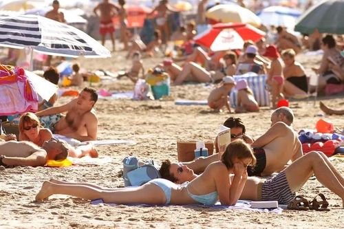 Du khách cởi quần áo đòi quyền được khỏa thân ở bãi biển
