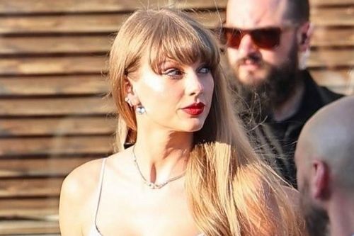 Taylor Swift mặc váy ren trễ nải đi ăn cưới