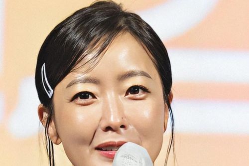 Kim Hee Sun U50 gây sốt với gương mặt căng bóng, nhan sắc trẻ trung