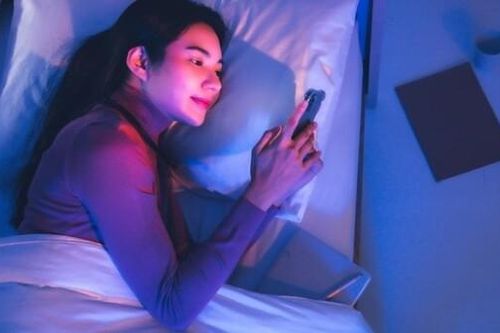 Vì sao nhiều người mệt mỏi vẫn muốn thức khuya?