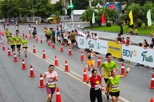 Khoảnh khắc về đích của các runner Giải Marathon - Cùng Faith về miền ví, giặm