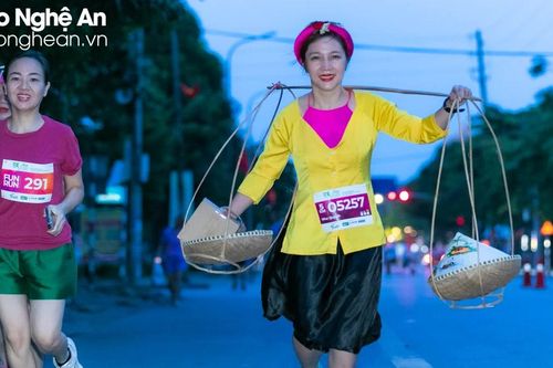 Những trang phục ấn tượng của các runner tại Giải Marathon - Cùng Faith về miền ví, giặm