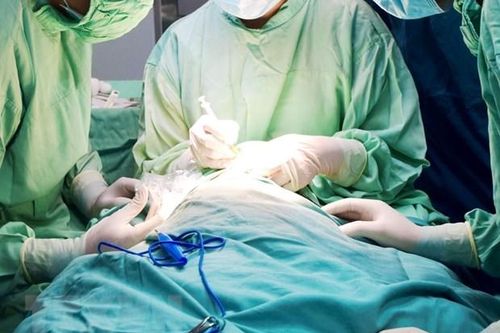Thanh niên 17 tuổi vỡ đại tràng do bị bạn bơm hơi vào hậu môn